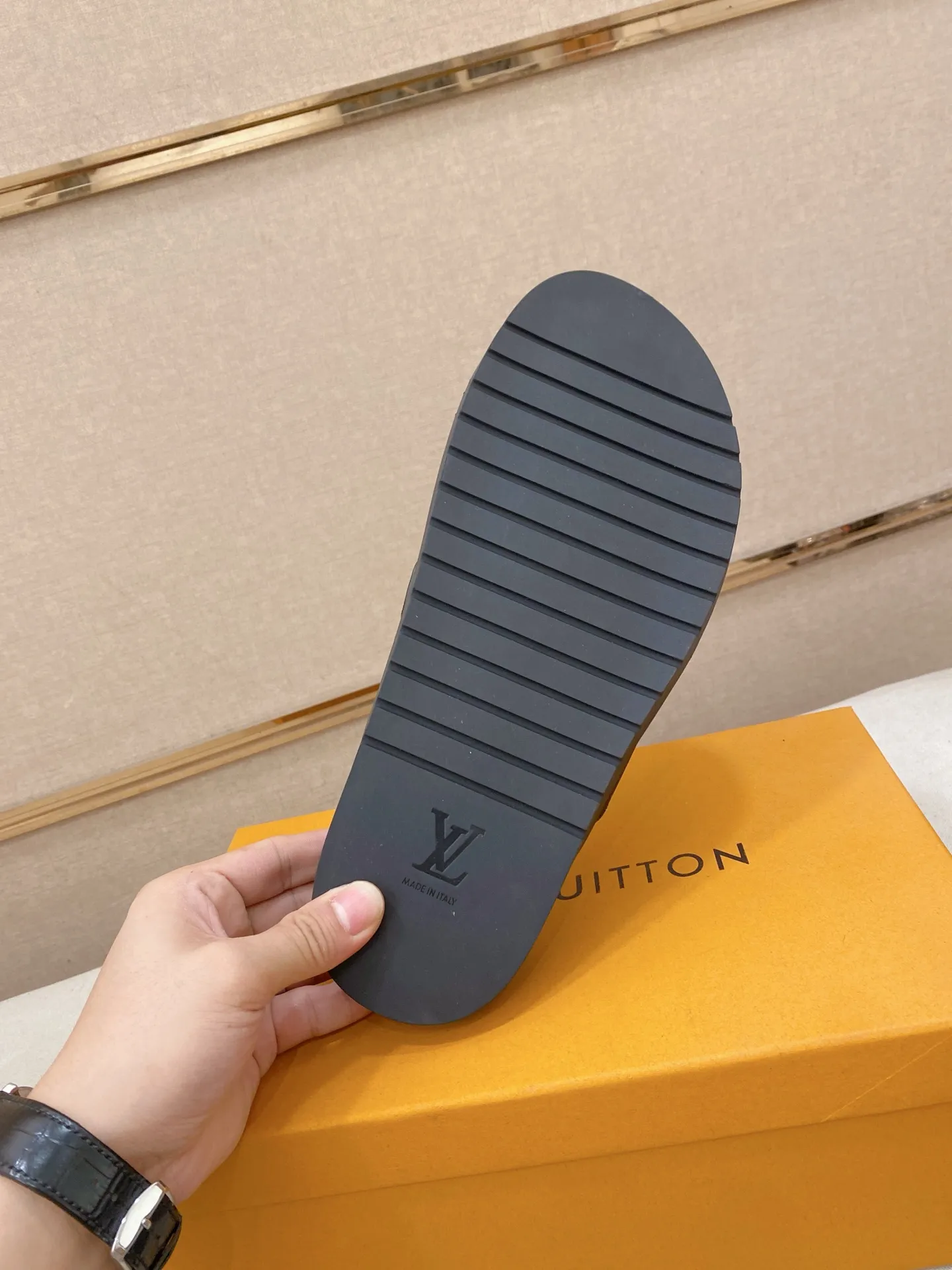 Men's shoes💰: 320💰Made by LV🔍Top purchasing agent, men's spring and summer slippers are available at the same counter. The uppers are made of cowhide imported from Italy, with logo graphics and high-quality craftsmanship. Soles: original soles specially provided by the original factory. Exclusive molded soles are super comfortable. Original goods with single order, 🔍🔍high quality, you can enter and exit the counter at will. Welcome to compare, code number 38-44. Can be customized45